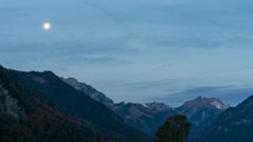 Mond über dem Karwendel / die Nacht geht - der Tag Kommt  -  20. Oktober 2013